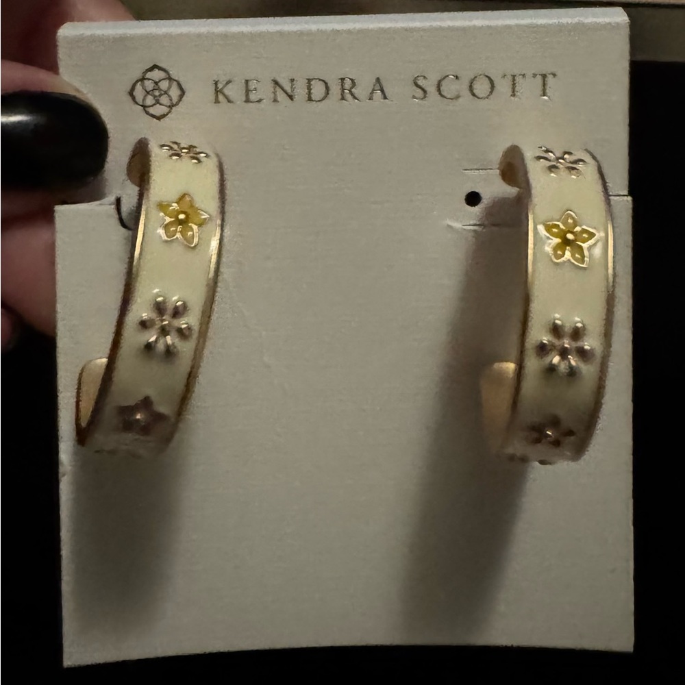 Kendra Scott Gold and Cream Floral Earrings